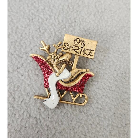 Signed DANECRAFT Reindeer On Strike Gold Tone Vintage Brooch Pin Red - Picture 2 of 7